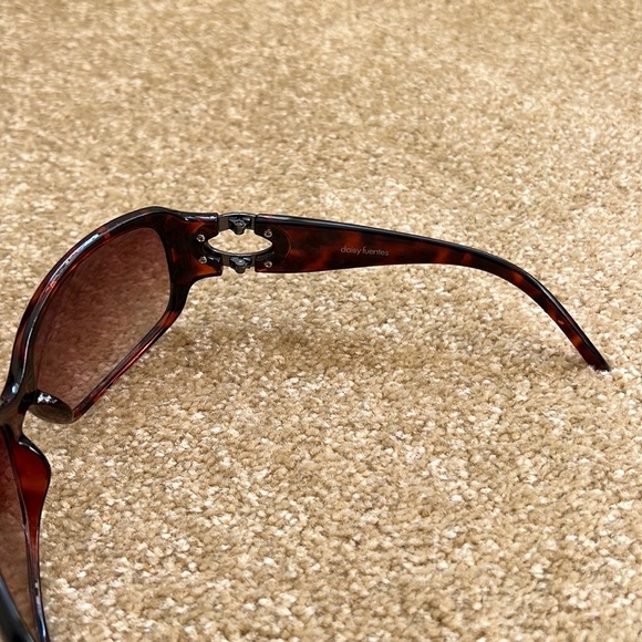 Daisy Fuentes sunglasses - Picture 3 of 4
